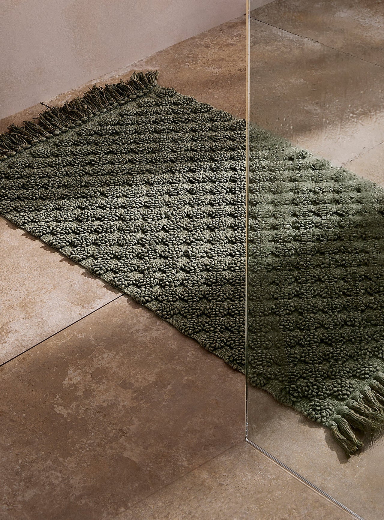 Looped cobblestone bath mat